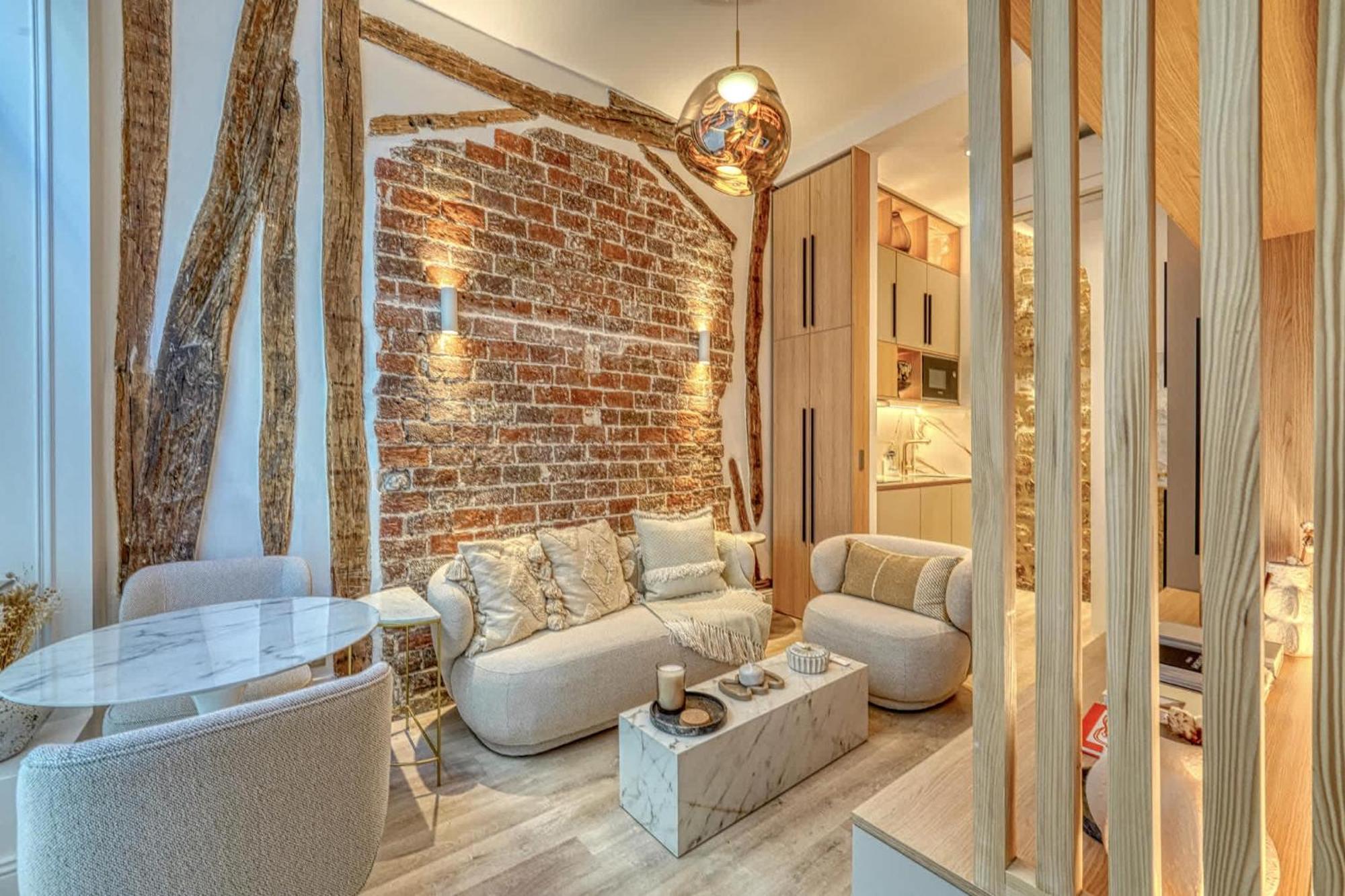 Historical In The Heart Of -8 Apartment *